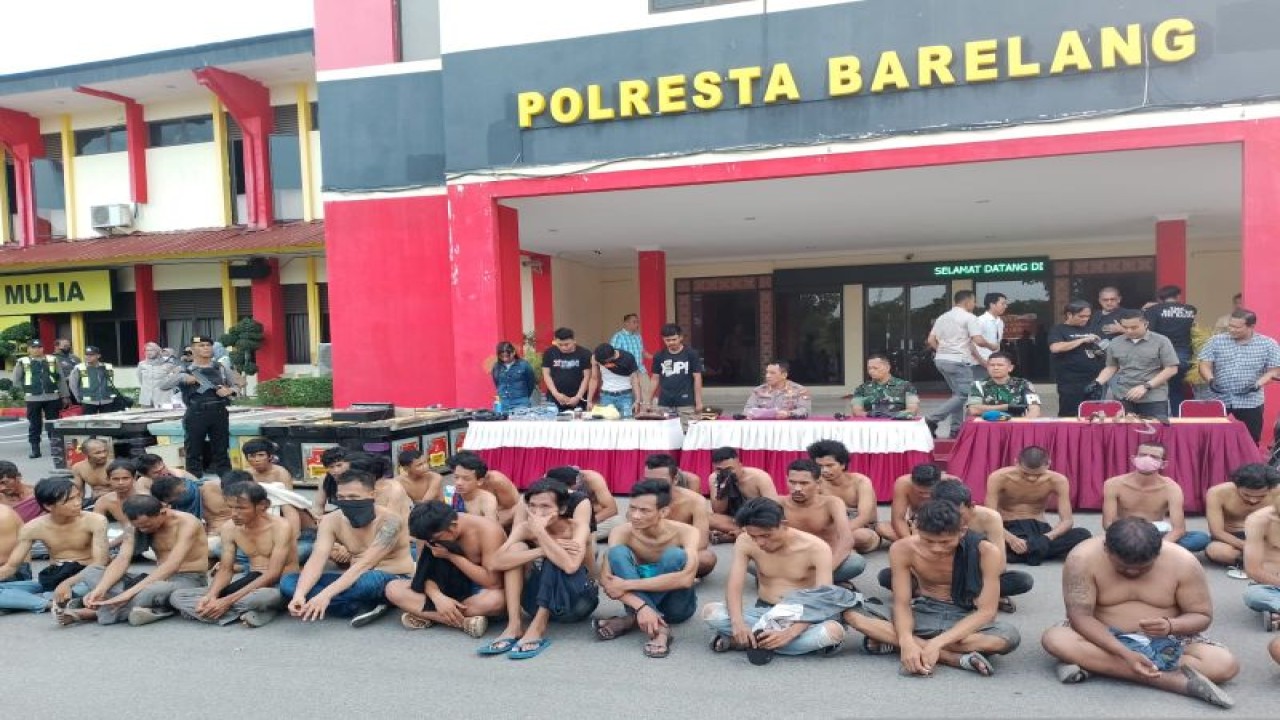 43 orang yang diamankan pihak kepolisian di Polresta Barelang, Selasa (21/3/2023). (ANTARA/Yude)