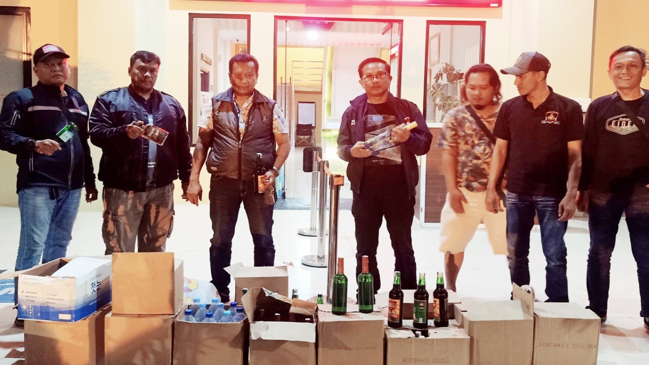 Kepolisian Polresta Bogor berhasil mengamankankan ratusan Minuman keras (miras) saat menggelar operasi miras.