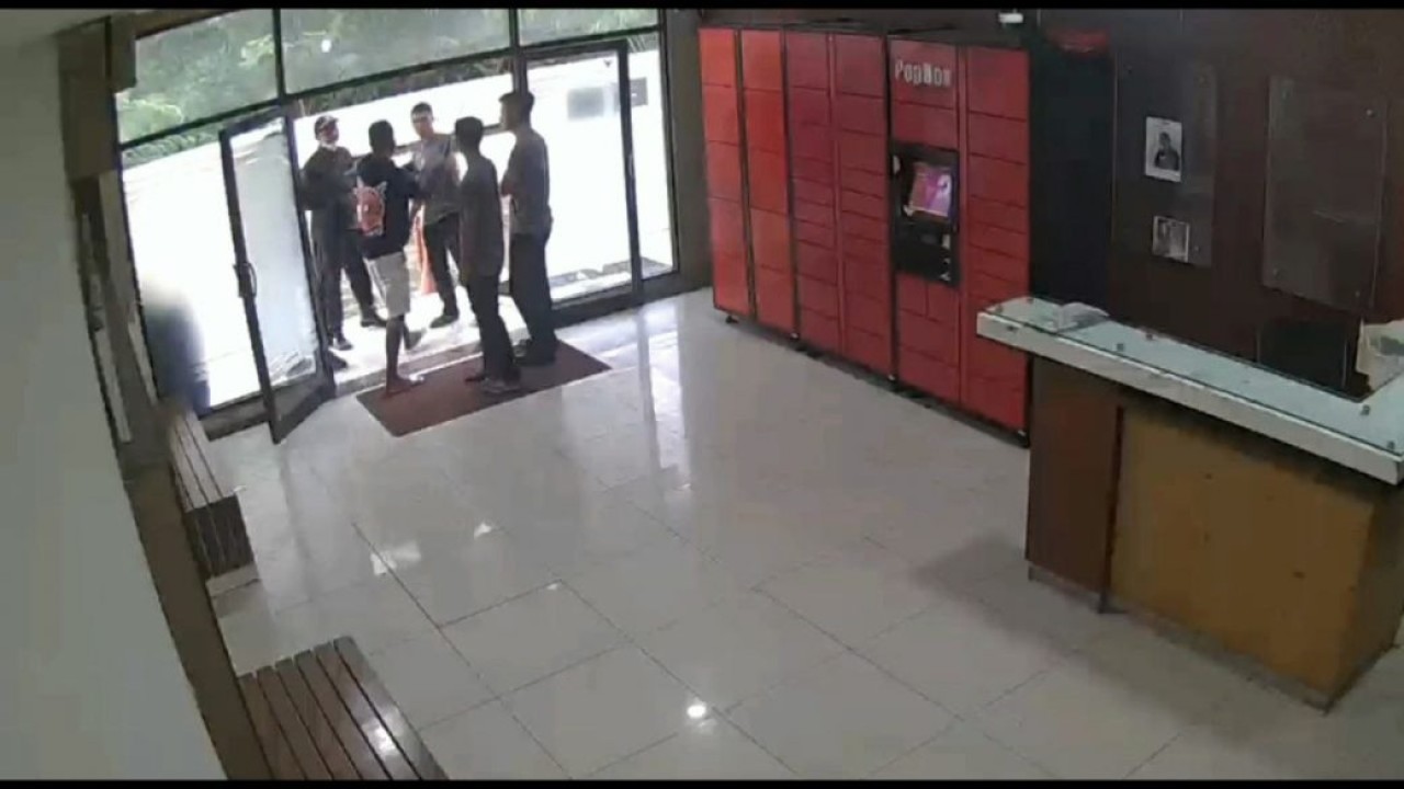 Preman di apartemen Bekasi.