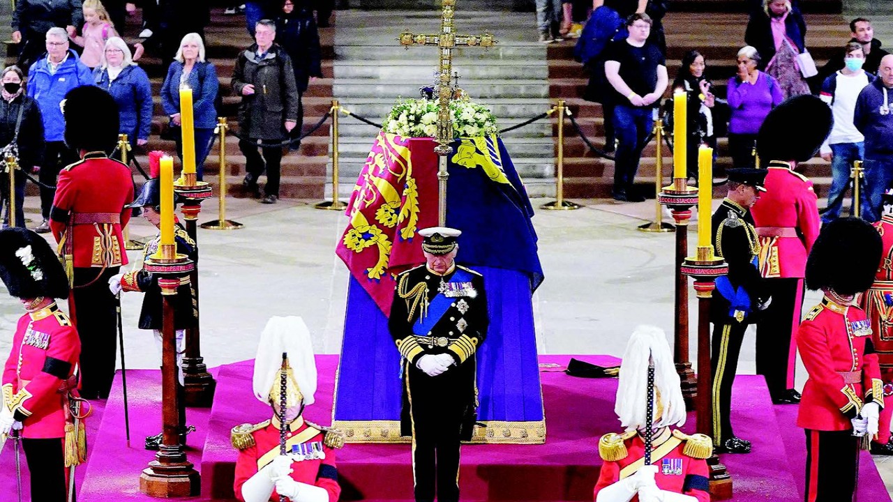 Raja Inggris Charles III menghadiri acara berjaga di sekitar peti mati Ratu Elizabeth II./AFP