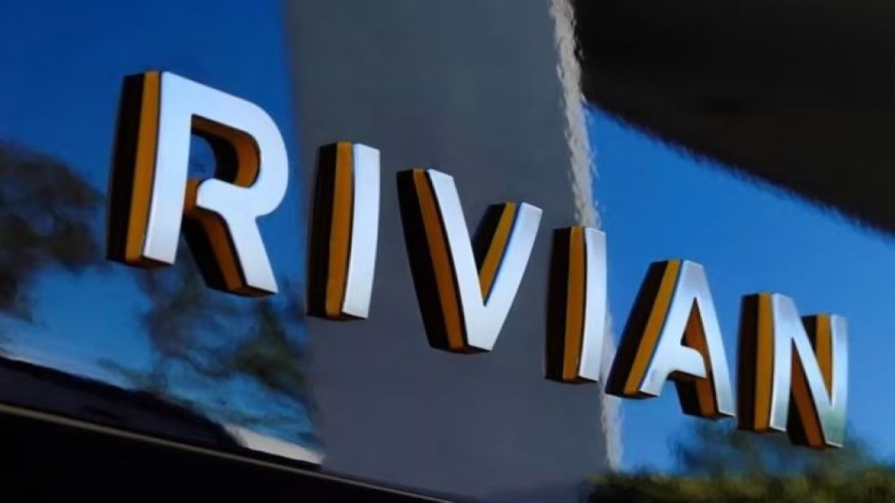 Nama Rivian ditampilkan di salah satu kendaraan SUV listrik baru mereka di San Diego, Amerika Serikat, pada 16 Desember 2022. (Mike Blake/Reuters)