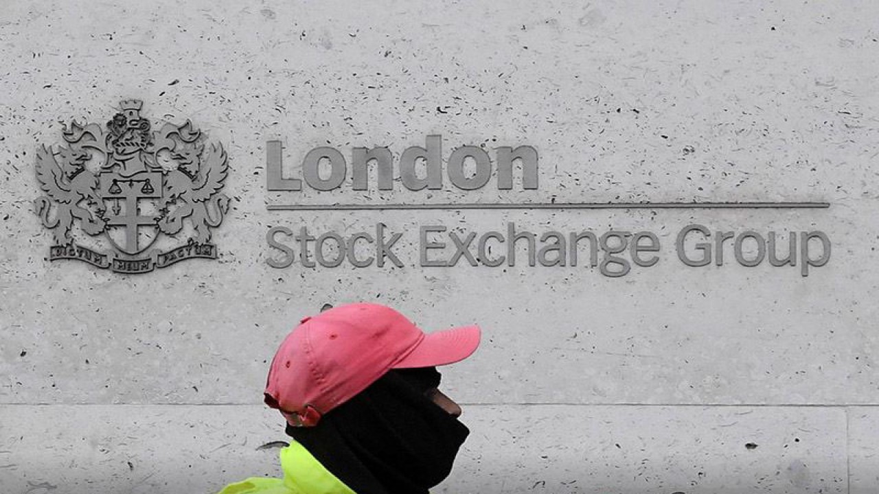 Dokumentasi - Seorang petugas kebersihan jalan melintas gedung London Stock Exchange Group di distrik keuangan City of London, Inggris, Senin (9/3/2020). ANTARA/REUTERS/Toby Melville/am.
