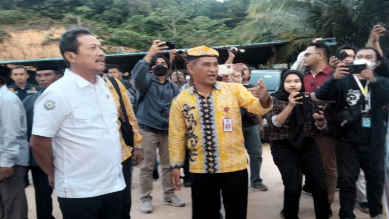 Menteri Kelautan dan Perikanan RI Sakti Wahyu Trenggono saat mengunjungi Kampung Nelayan Tanjung Pasir, Tarakan, Kamis (30/3) dan menyerahkan bantuan perikanan. ANTARA/Susylo Asmalyah.