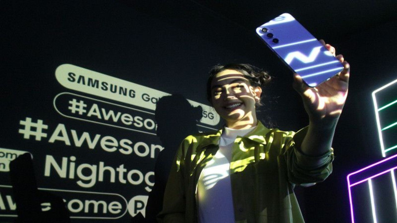 Samsung Electronic Indonesia meluncurkan Samsung Galaxy 54 G dengan kemampuan nightography untuk mengambil gambar berkualitas tajam dalam kondisi minim cahaya. (ANTARA/Ahmad Faishal)