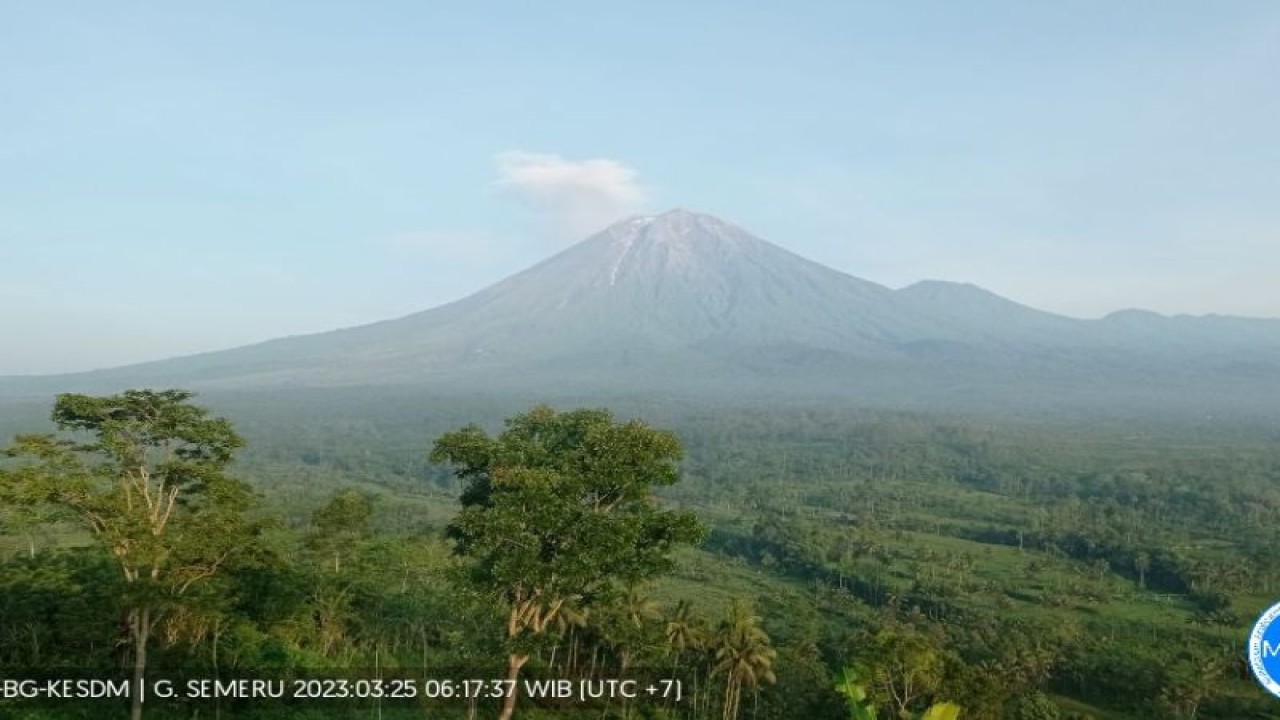 Gunung Semeru yang terpantau dari Pos Pengamatan Gunung api Semeru di Gunung Sawur, Kabupaten Lumajang, Sabtu (25/3/2023). (ANTARA/HO-PVMBG)