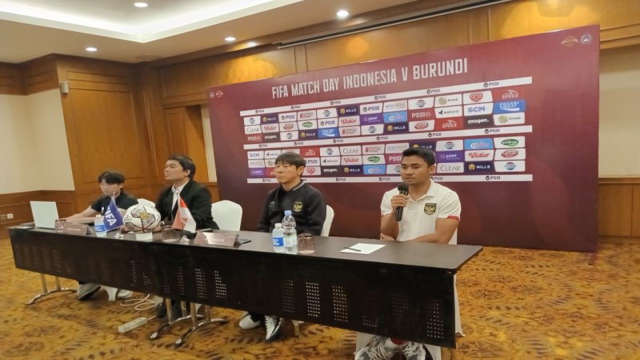 Pelatih timnas Indonesia Shin Tae Yong (kedua dari kanan) menjawab pertanyaan para pewarta pada konferensi pers pra pertandingan melawan Burundi, yang diselenggarakan di Hotel Sultan, Jakarta, Jumat (24/3/2023). (ANTARA/RAUF ADIPATI)