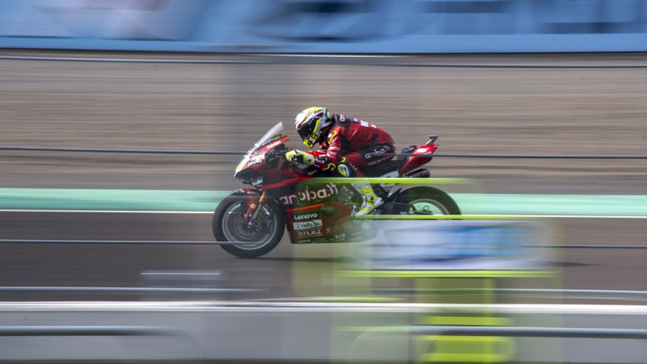 Pebalap Aruba.it Racing-Ducati Alvaro Bautista memacu kecepatan pada latihan bebas ketiga saat MOTUL FIM Superbike World Championship (WSBK) Indonesian Round 2023 di Pertamina Mandalika International Street Circuit di KEK Mandalika, Lombok Tengah, NTB, Sabtu (4/3/2023). Alvaro Bautista mencatatkan waktu 1 menit 32.981 di sesi latihan bebas ketiga. ANTARA FOTO/M Agung Rajasa/foc.