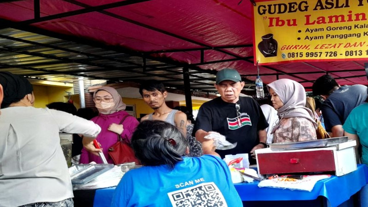 Pedagang Pasar Takjil Benhil sedang menerima pembayaran dari pembeli di Jakarta, Kamis (23/3/2023). (ANTARA/Lintang Budiyanti Prameswari)