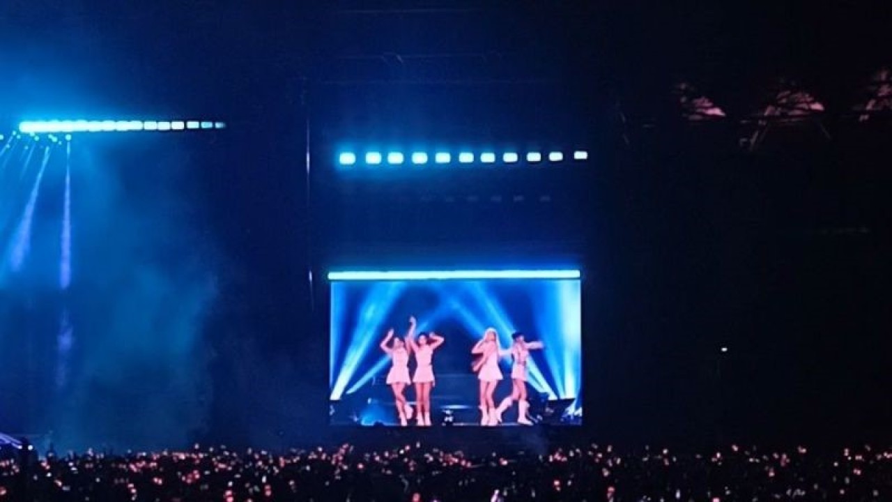 Grup K-Pop BLACKPINK dalam konser BLACKPINK World Tour [BORN PINK] di Stadion Utama GBK, Sabtu (11/3) malam. (ANTARA/Suci Nurhaliza)