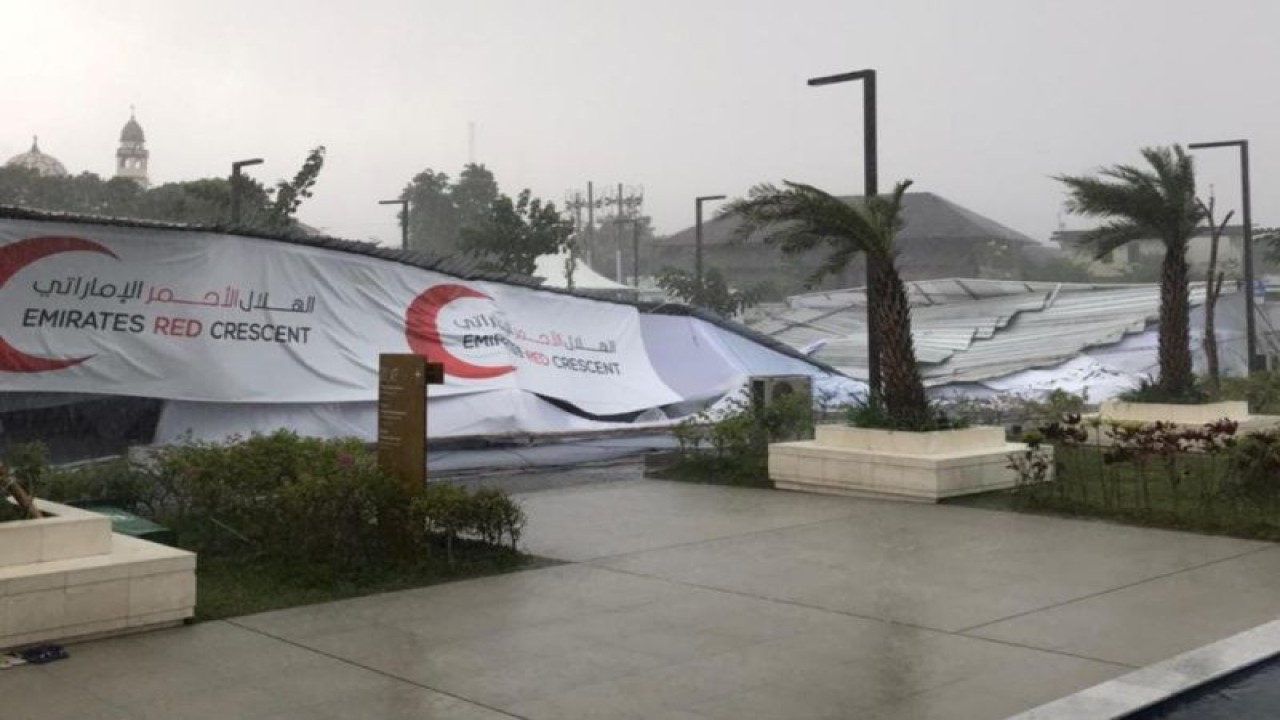 Tenda bagian selatan Masjid Sheikh Zayed yang roboh akibat hujan dan angin yang terjadi di Solo, Jumat (31/3/2023). ANTARA/HO-Dokumentasi relawan