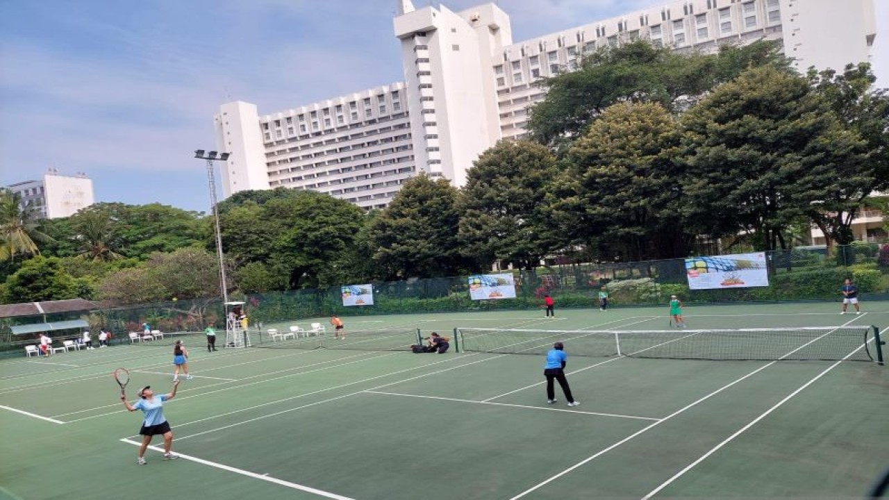 Peserta Borobudur Tennis Cup 2023 bersaing satu sama lain di Lapangan Tenis Hotel Borobudur, Jakarta, Sabtu (18/3/2023). (ANTARA/Muhammad Ramdan)