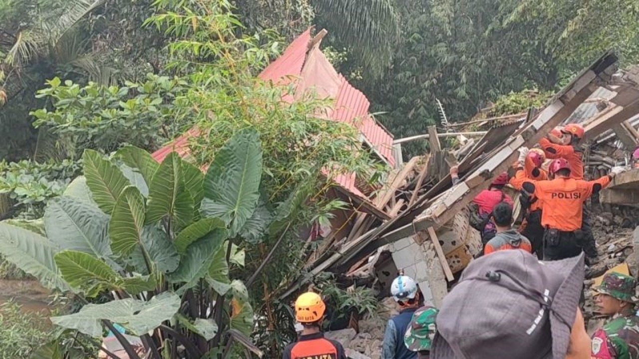 Situasi Evakuasi Empat Orang Korban Yang Masih Tertimbun Di Lokasi ...