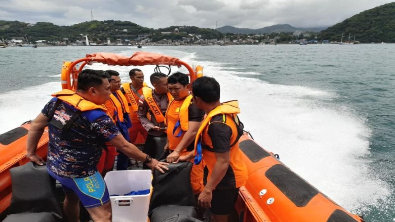 Tim Sar Gabungan Di Labuan Bajo Sedang Menuju Lokasi Kecelakaan Kapal