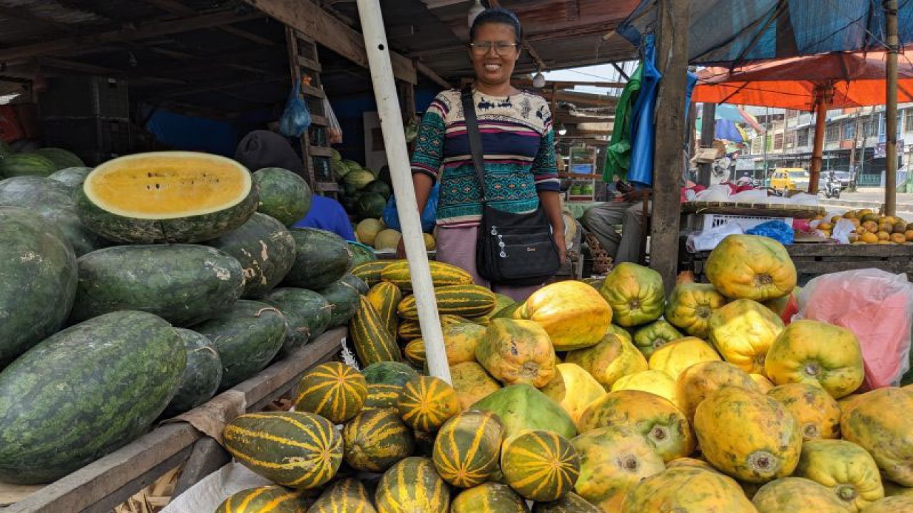 Pedagang menjual timun suri di kiosnya di pasar tradisional, Pulo Brayan, Medan, Rabu (29/3/2023). (ANTARA/Michael Siahaan)