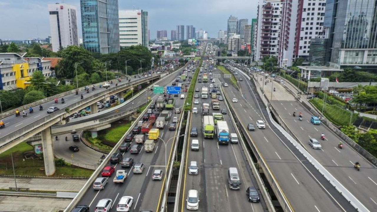 Foto udara kendaraan melintas di Jalan Tol Lingkar Luar Pondok Pinang - Jagorawi, Jakarta Selatan, Rabu (29/3/2023). Kementerian Perhubungan (Kemenhub) akan kembali memberlakukan larangan melintas untuk truk dan kendaraan angkutan barang pada masa angkutan lebaran 2023, larangan melintas tersebut dilakukan seiring dengan prediksi tingginya jumlah pemudik pada tahun ini yang mencapai 123,8 juta orang. ANTARA FOTO/Galih Pradipta/hp. (ANTARA FOTO/GALIH PRADIPTA)