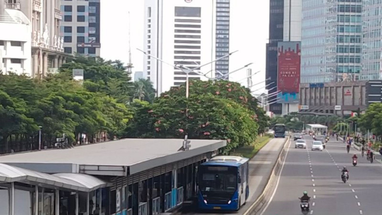 Arsipsalah satu armada bus TransJakarta yang sedang melayani penumpang di Halte Karet Sudirman, Jakarta, ANTARA/Dewa Ketut Sudiarta Wiguna