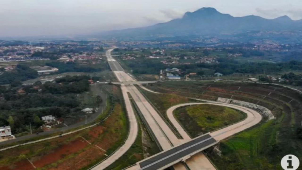 Foto udara proyek Jalan Tol Cileunyi-Sumedang-Dawuan (Cisumdawu) di Rancakalong, Kabupaten Sumedang, Jawa Barat. (ANTARA FOTO/Raisan Al Farisi/wsj.)