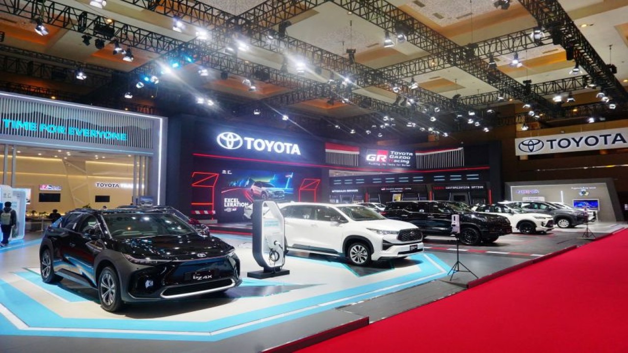 Booth Toyota di Indonesia International Motor Show (IIMS) 2023 pada 16-26 Februari di JIExpo Kemayoran, Jakarta. (ANTARA/HO-Toyota Astra Motor)