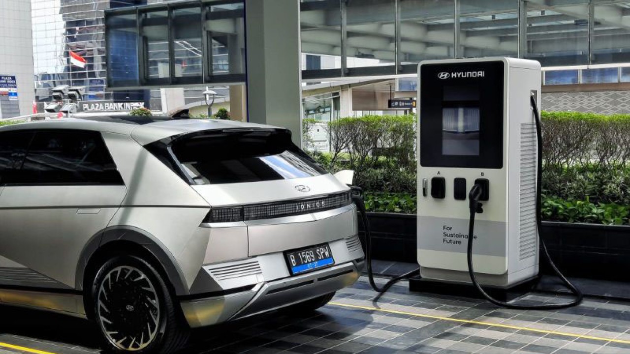 Ultra Fast Charging Station tercepat di Indonesia yang ada di Plaza Indonesia. (ANTARA/Chairul Rohman)