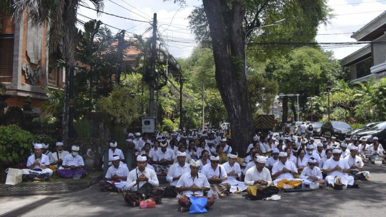 Umat Hindu mengikuti upacara Tawur Agung Kesanga di kawasan Patung Catur Muka, Denpasar, Bali, Selasa (21/3/2023). Upacara tersebut digelar untuk menetralisir sifat-sifat jahat agar menjadi lebih baik serta menciptakan kesejahteraan dan keselarasan alam dalam rangkaian Hari Raya Nyepi Tahun Baru Saka 1945. ANTARA FOTO/Pungkas Dwitanto/wsj.