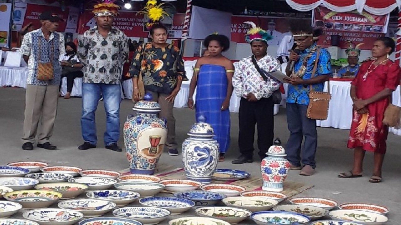 Pengantaran mas kawin berupa piring adat dan uang sebagai rangkaian upacara perkawinan atau wor farfakbuk antara insos-kabor (gadis-perjaka) Suku Biak sebagai cara melindungi dan melestarikan budaya Biak. ANTARA/Muhsidin