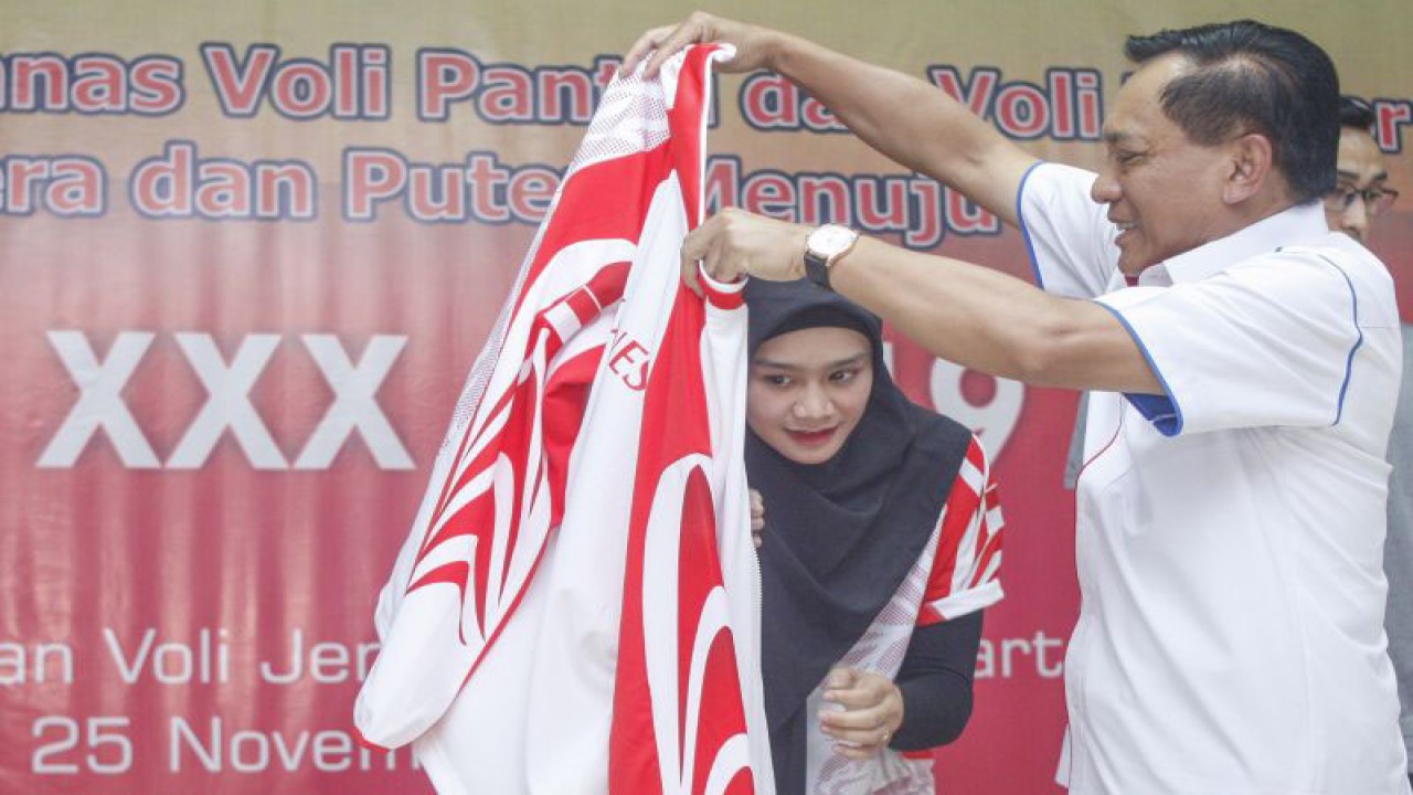 Arsip - Ketua Umum Persatuan Bola Voli Seluruh Indonesia (PBVSI) Imam Sudjarwo (kanan) secara simbolis memberikan jaket kepada atlet voli putri Wilda Siti Nurfadilah (kiri) saat pelepasan Timnas Voli Pantai dan Voli Indoor putra dan putri di Padepokan Voli Jenderal Polisi Kunarto, Sentul, Bogor, Jawa Barat, Senin (25/11/2019). ANTARA FOTO/Yulius Satria Wijaya/aww.