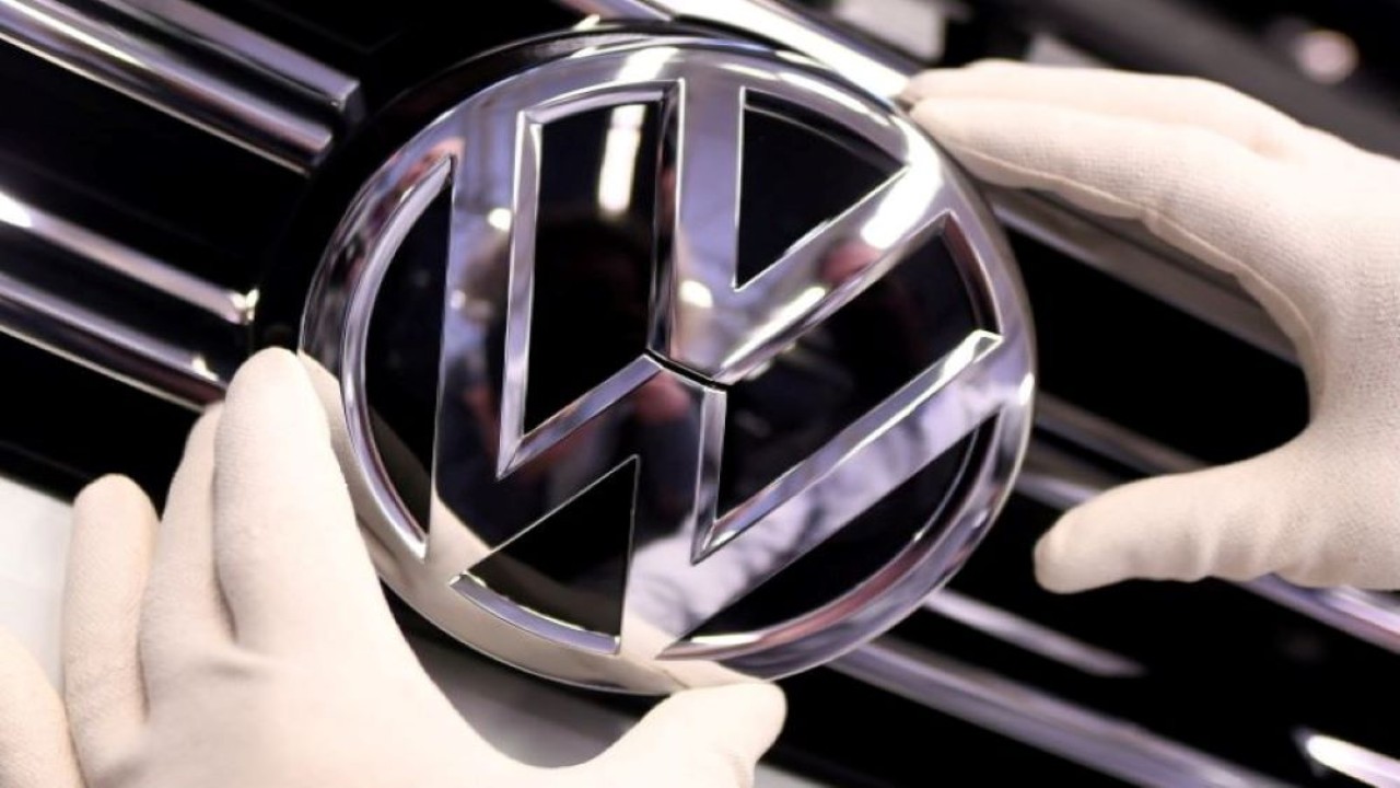 Logo Volkswagen ditampilkan dalam lini produksi di pabrik Volkswagen di Wolfsburg, Jerman, 1 Maret 2019. (Fabian Bimmer/Reuters)