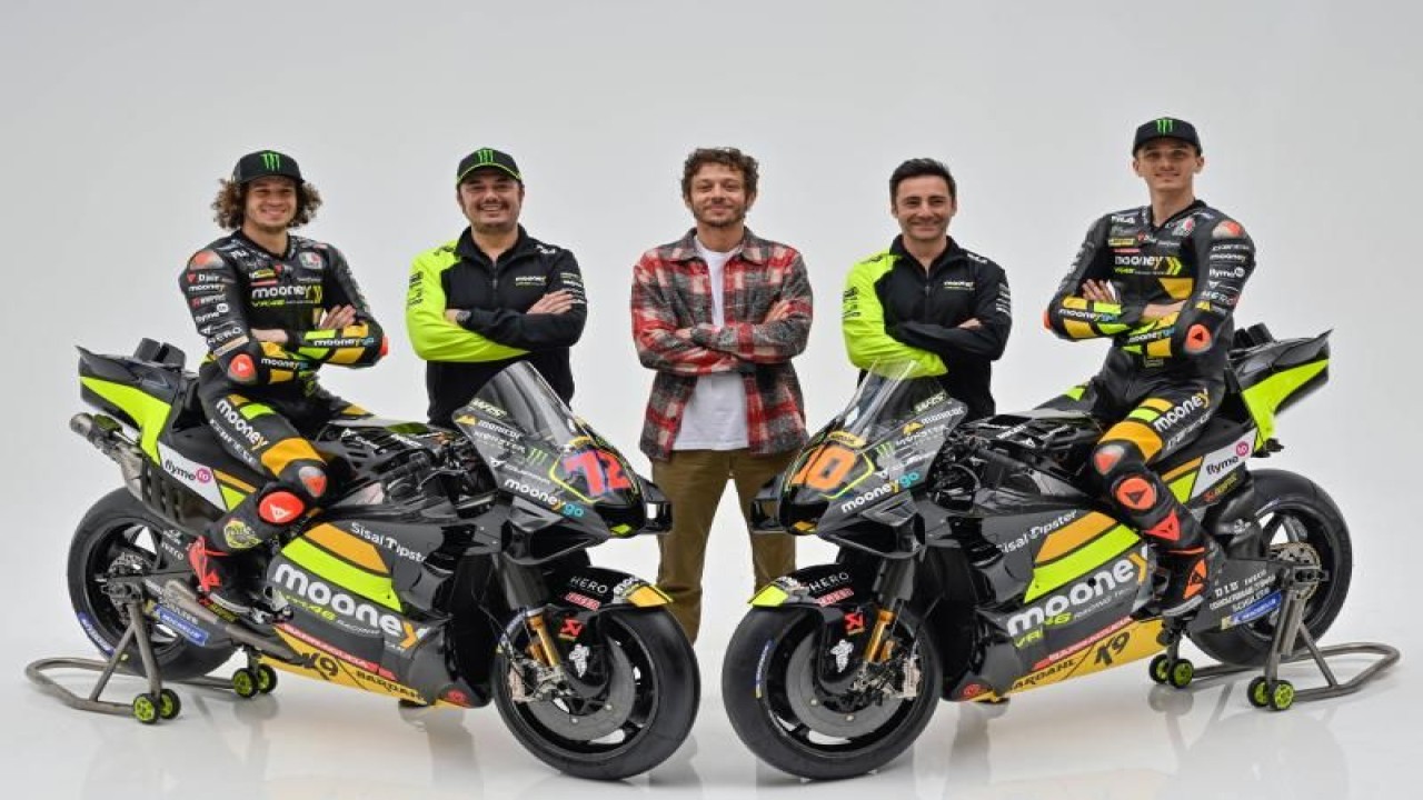 Valentino Rossi bersama skuad tim balap Mooney VR46 untuk MotoGP 2023. (MotoGP)