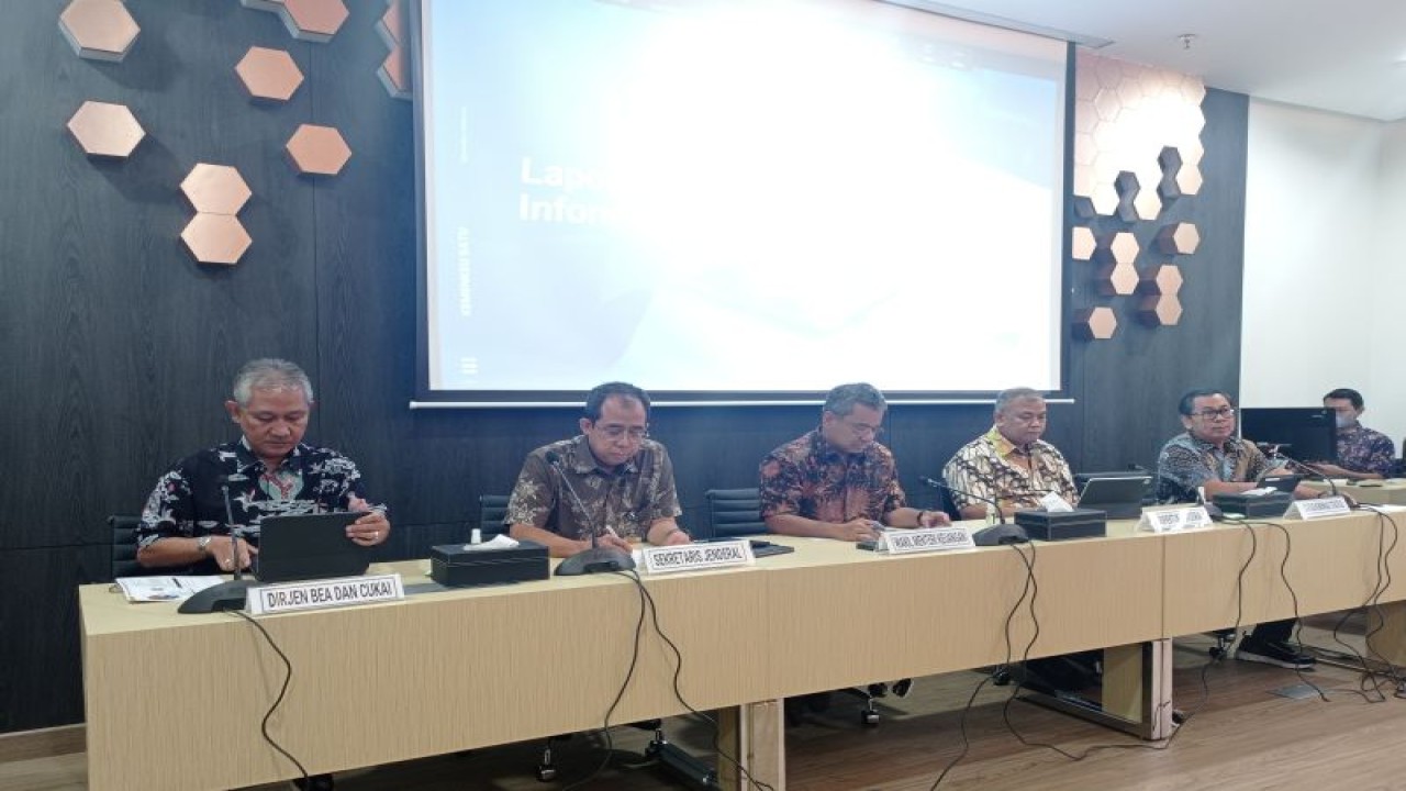 Wakil Menteri Keuangan Suahasil Nazara (tengah) bersama jajaran Pejabat Kementerian Keuangan di Press Room Kementerian Keuangan, Jakarta, Jumat (31/3/2023). (ANTARA/Sanya Dinda)