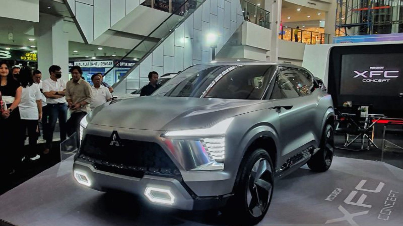 Mitsubishi Motors Krama Yudha Sales Indonesia (MMKSI) menampilkan XFC Concept sebagai daya tarik utama dalam acara Mitsubishi Motor Auto Show di Palembang Trade Center, Palembang, Sumatera Selatan, Kamis (16/3/2023). (ANTARA/Livia Kristianti)