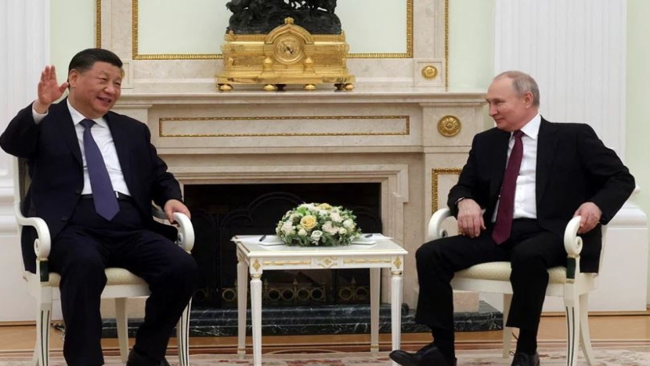 Presiden China Xi Jinping dan Presiden Rusia Vladimir Putin menghadiri pertemuan di Kremlin di Moskow, Rusia, 20 Maret 2023. (Reuters)