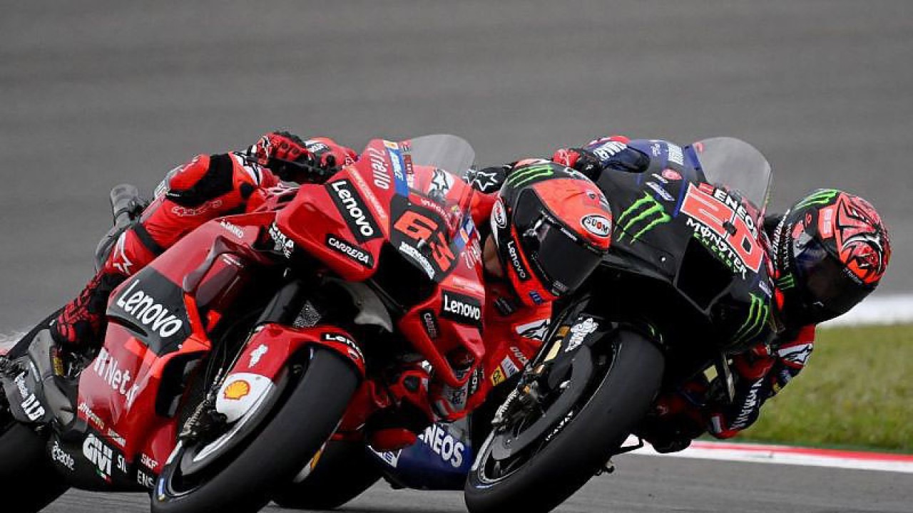 Arsip foto - Pebalap tim Ducati Francesco Bagnaia dan pebalap tim Yamaha Fabio Quartararo saat berduel di Grand Prix Portugal, Sirkuit Alrgarve, Portimao, Portugal (24/4/2022). ANTARA/AFP/Gabriel Bouys/aa.