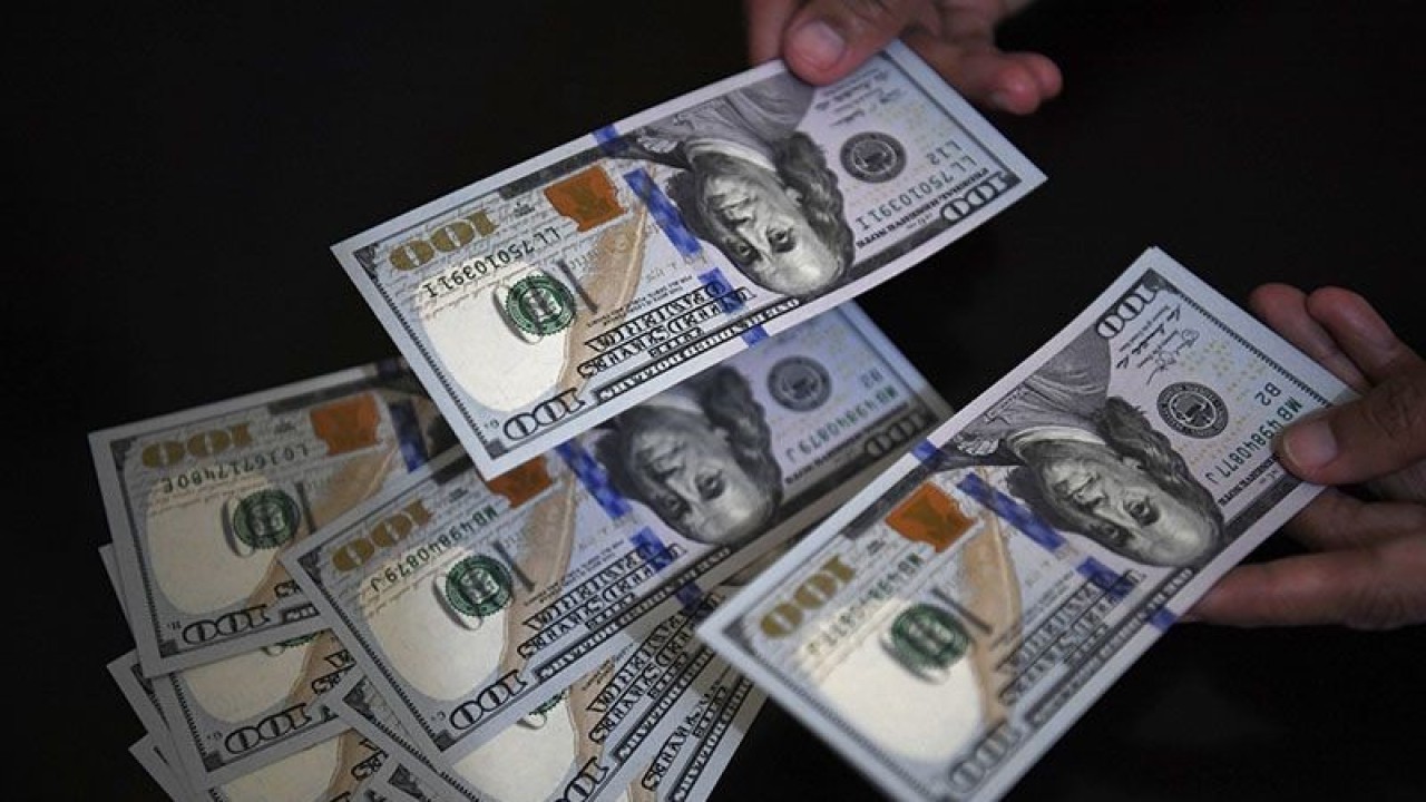 Arsip Foto - Petugas melayani penukaran uang dolar Amerika Serikat (AS) di salah satu gerai penukaran valuta asing, Jakarta. ANTARA FOTO/Puspa Perwitasari/ama/pri.