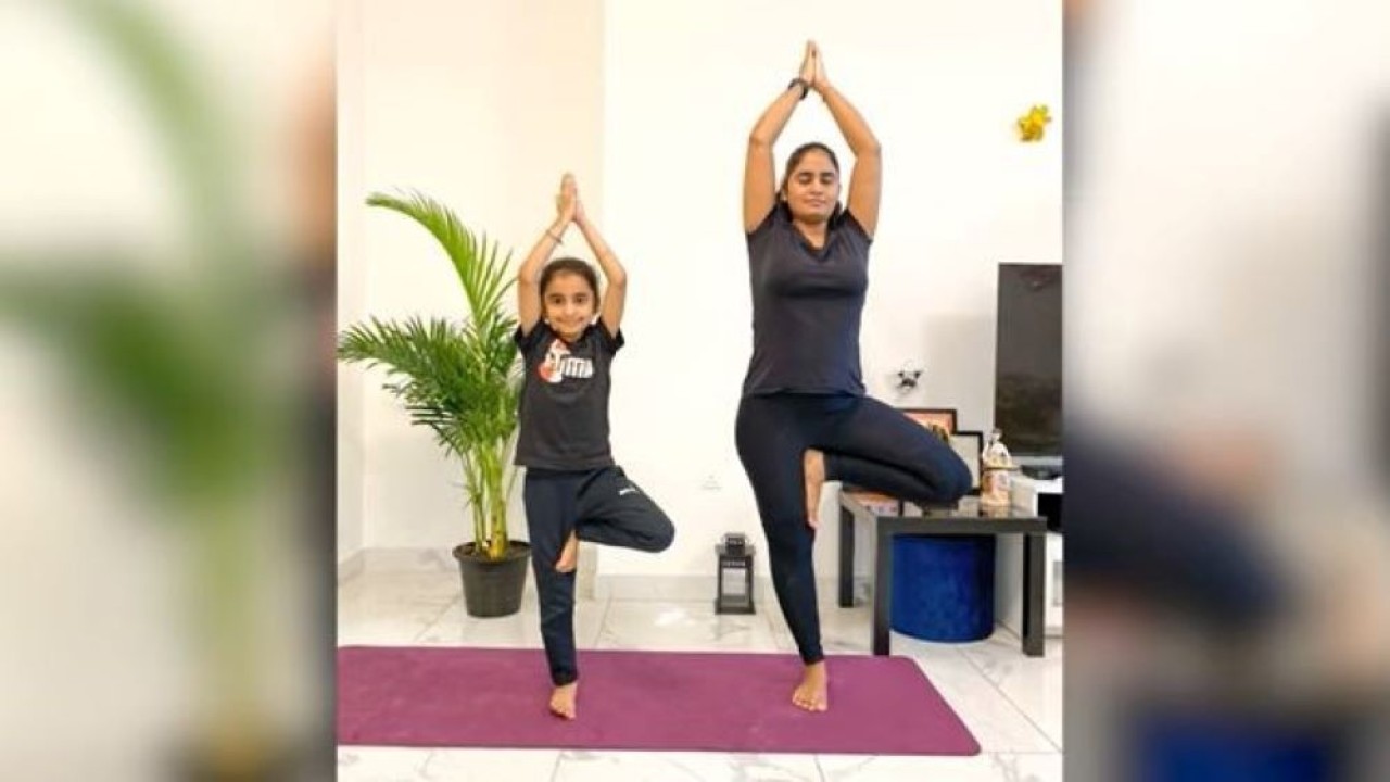 Praanvi Gupta mencatatkan namanya di Guinness World Records (GWR) sebagai instruktur yoga bersertifikat termuda di dunia. (Tangkapan layar)