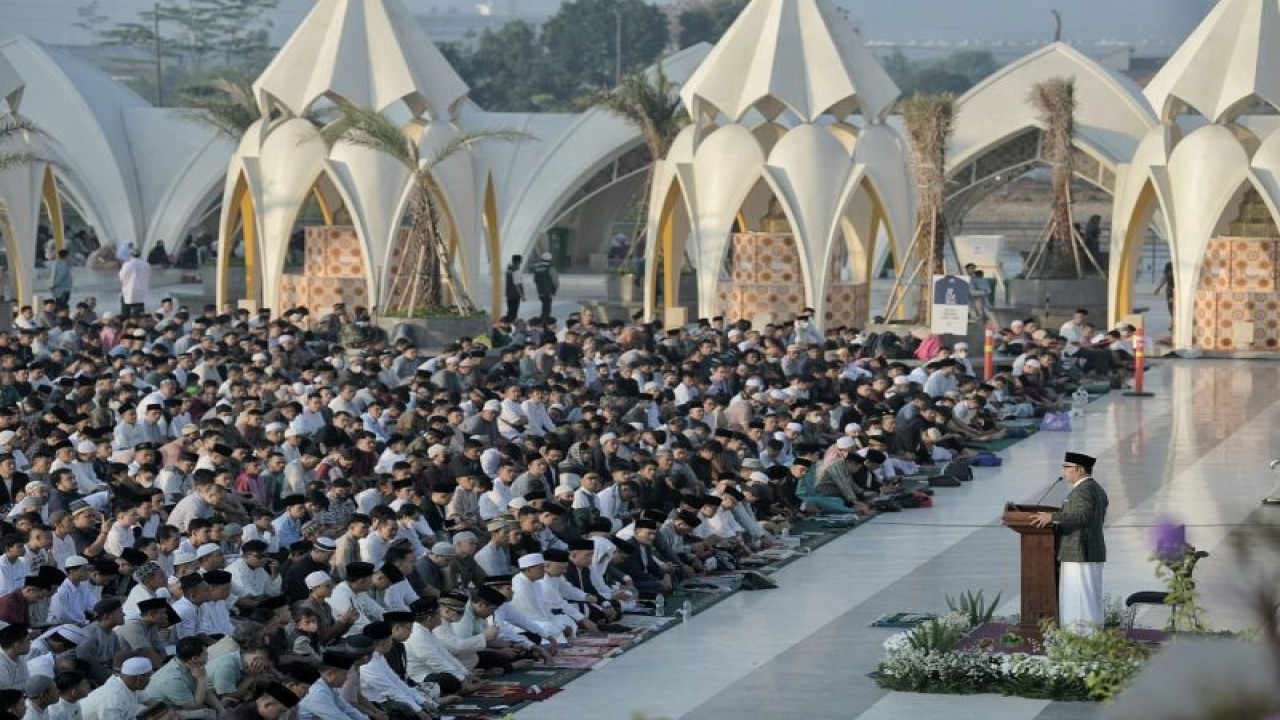 Antusiasme masyarakat sangat tinggi mengikuti Salat Idul Fitri 1444 Hijriah di Masjid Raya Al Jabbar, Kota Bandung, Sabtu (22/4/2023). ANTARA/HO-Humas Pemda Jawa Barat
