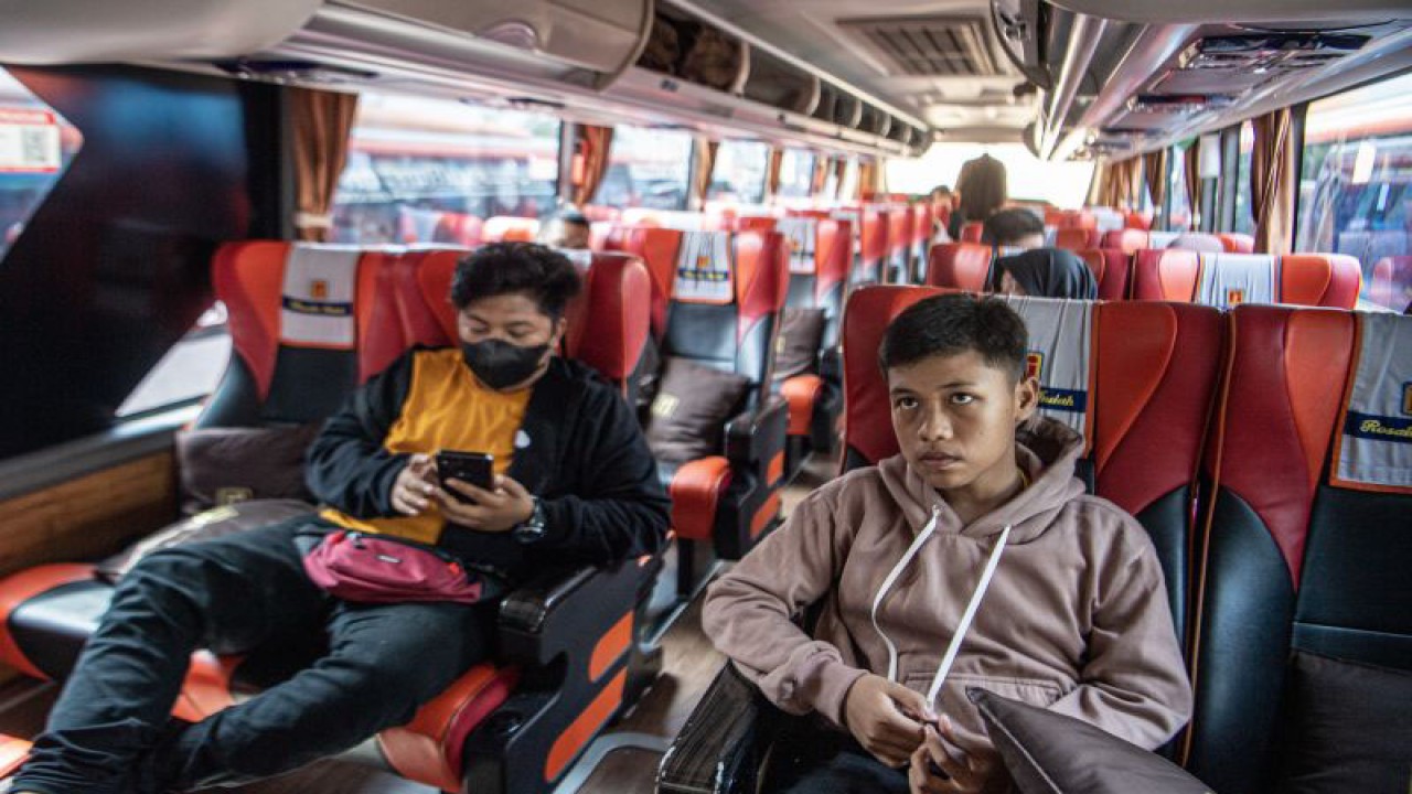Penumpang bus Antar Kota Antar Provinsi (AKAP) yang didominasi pemudik awal berada di dalam bus menunggu jadwal keberangkatan di salah satu loket bus AKAP di Palembang, Sumatera Selatan, Senin (10/4/2023). ANTARA FOTO/Nova Wahyudi/hp.