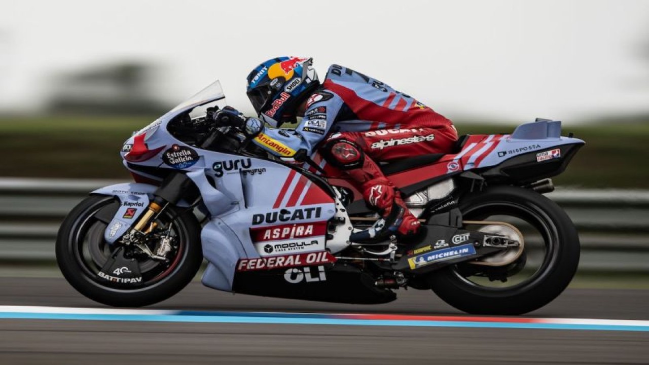 Pebalap tim Gresini Racing Alex Marquez saat berlaga pada balapan MotoGP 2023 di Sirkuit Termas de Rio Hondo, Argentina, Sabtu (1/4/2023). ANTARA/HO/MotoGP-Gresini Racing