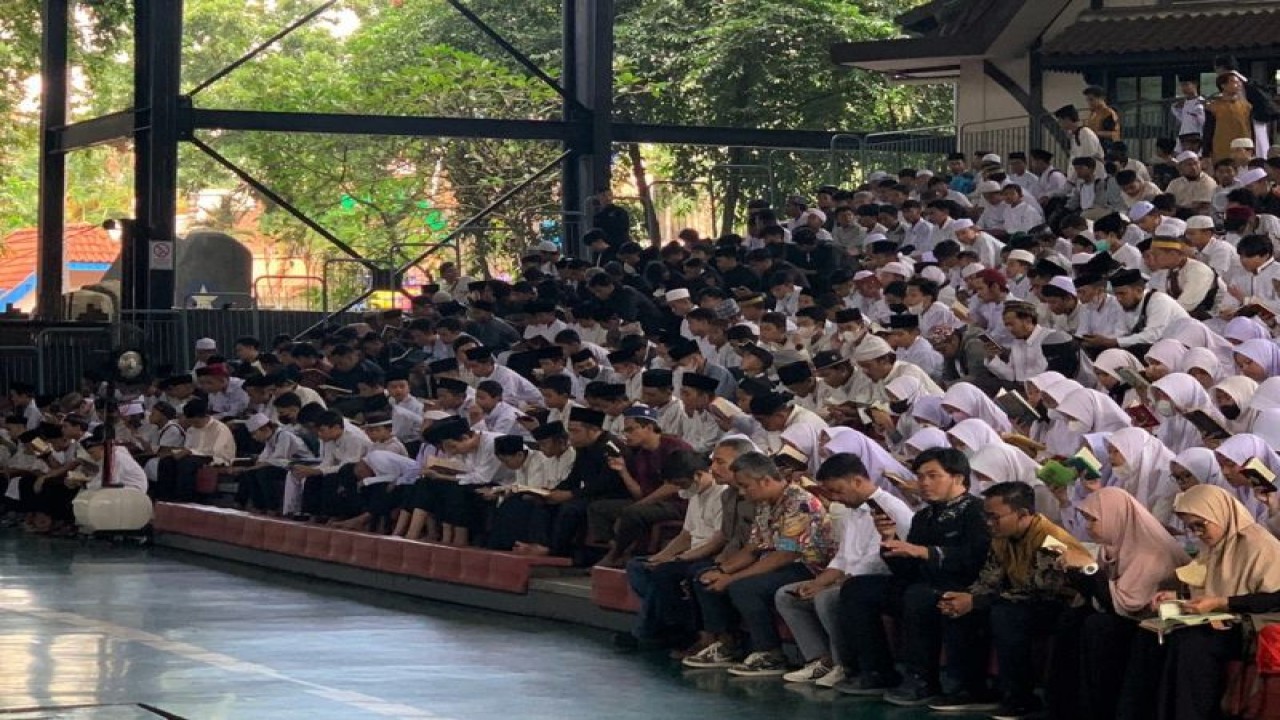 Manajemen Taman Impian Jaya Ancol menggelar khatam Al-Qur’an bersama 1.000 santri dari Jakarta, Bogor, Depok, Tangerang, dan Bekasi serta Bandung di panggung teater dekat wahana Hysteria, Dunia Fantasi, Selasa (4/4/2023). ANTARA/HO-Ancol Taman Impian