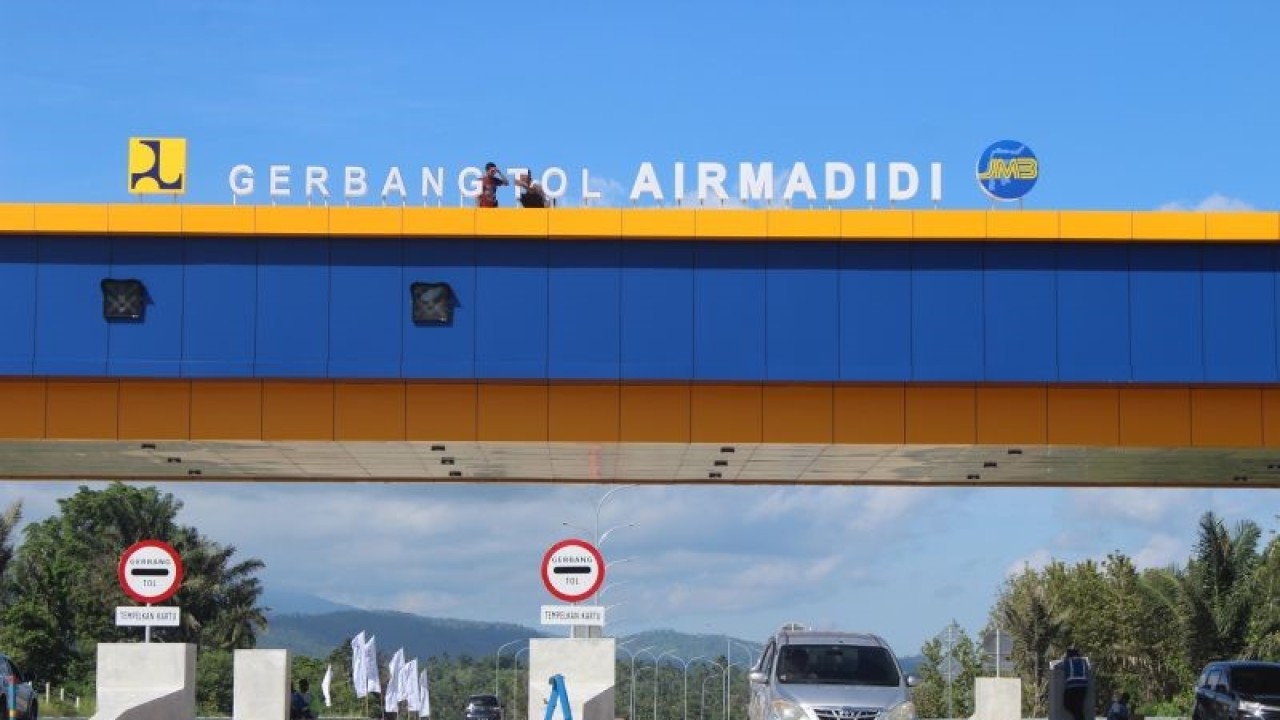 PT Jasamarga Tollroad Operator menyebutkan frekwensi kendaraan yang masuk tol Manado Bitung di Sulawesi Utara pada H+1 Idul Fitri turun sebesar dua persen dari lalu lintas harian normal (LHR). ANTARA/Karel A Polakitan (1)