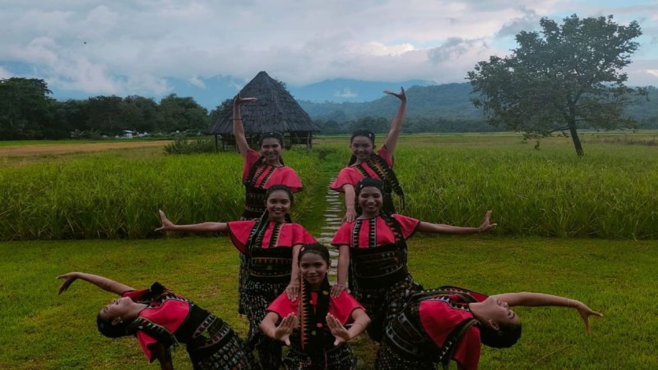 Para penari yang siap tampil dalam Festival Kampung di Labuan Bajo, Manggarai Barat, NTT, 12-15 April 2023. (ANTARA/HO-Dokumentasi Pribadi)