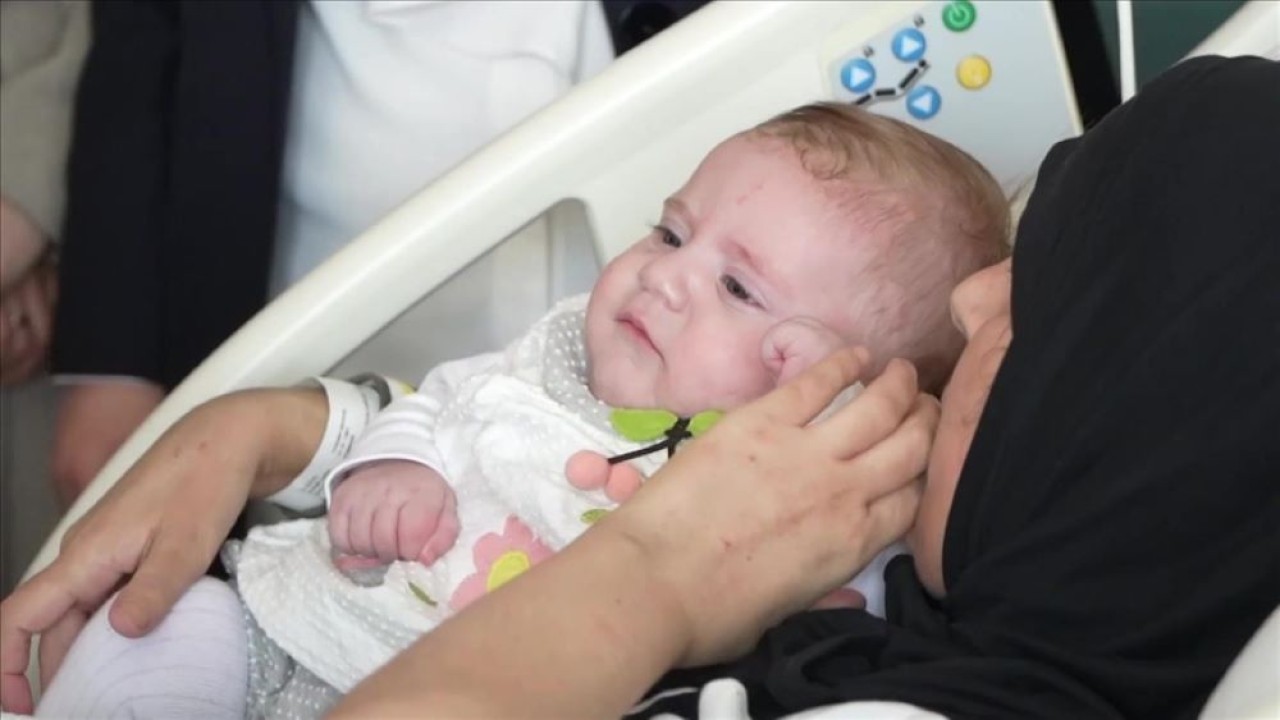 Seorang bayi dipersatukan kembali dengan ibunya pada Sabtu (1/4/2023), 54 hari setelah diselamatkan dari puing-puing di Turki selatan yang dilanda gempa. (Anadolu Agency)