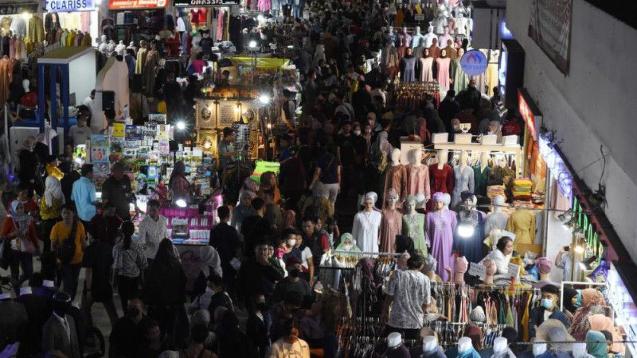 Warga Berbelanja Di Blok B Pasar Tanah Abang, Jakarta, Jumat (7/4/2023 ...