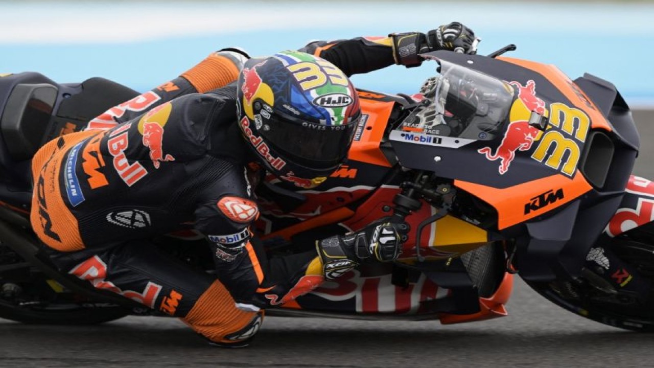 Pebalap Red Bull KTM Brad Binder mengambil tikungan pada sesi latihan bebas di MotoGP Argentina yang dihelat di Sirkuit Termas de Rio Hondo, Santiago del Estero, Argentina, 1 April 2023. (ANTARA/AFP/JUAN MABROMATA)