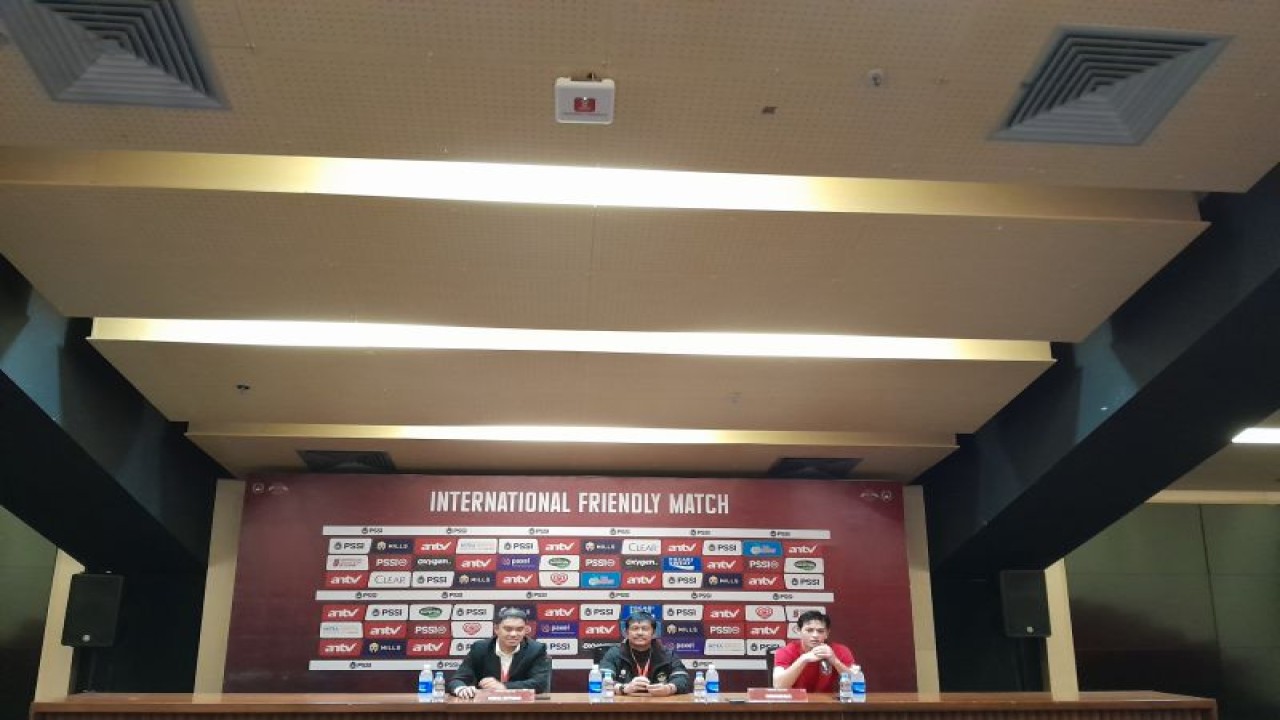 Alfeandra Dewangga (kanan) bersama pelatih timnas Indonesia U-22 Indra Sjafri (tengah) dalam sesi konferensi pers seusai laga melawan Lebanon, Sabtu (Fajar Satriyo)