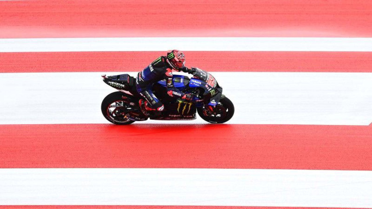 Arsip - Pembalap Monster Energy Yamaha Fabio Quartararo memacu sepeda motornya saat sesi latihan bebas 3 (FP3) MotoGP seri Pertamina Grand Prix of Indonesia 2022 di Pertamina Mandalika International Street Circuit, Lombok Tengah, NTB, Sabtu (19/3/2022).  ANTARA FOTO/Andika Wahyu/aww.