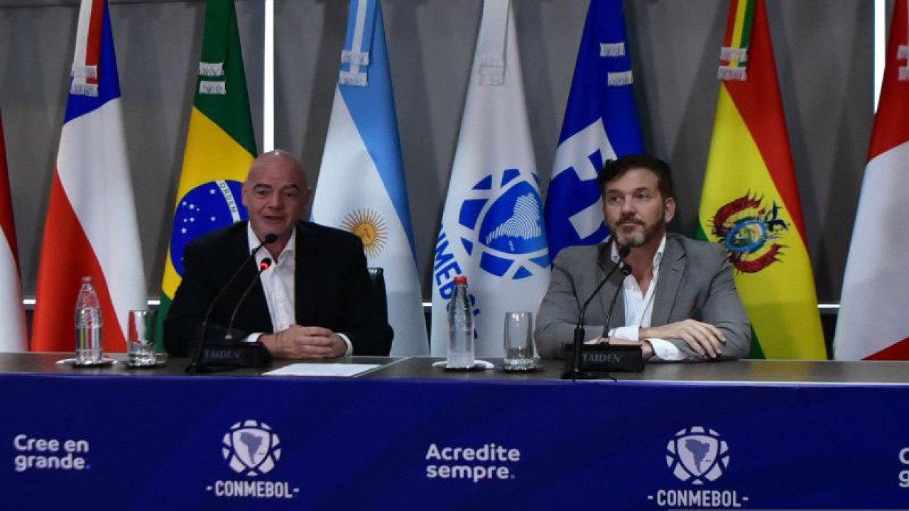 Presiden FIFA Gianni Infantino (kiri) dan President CONMEBOl Alejandro Dominguez berbicara dalam sebuah konfrensi pers di markas CONMEBOL di Luque, Paraguay pada 30 Maret 2023. ANTARA/AFP/NORBERTO DUARTE