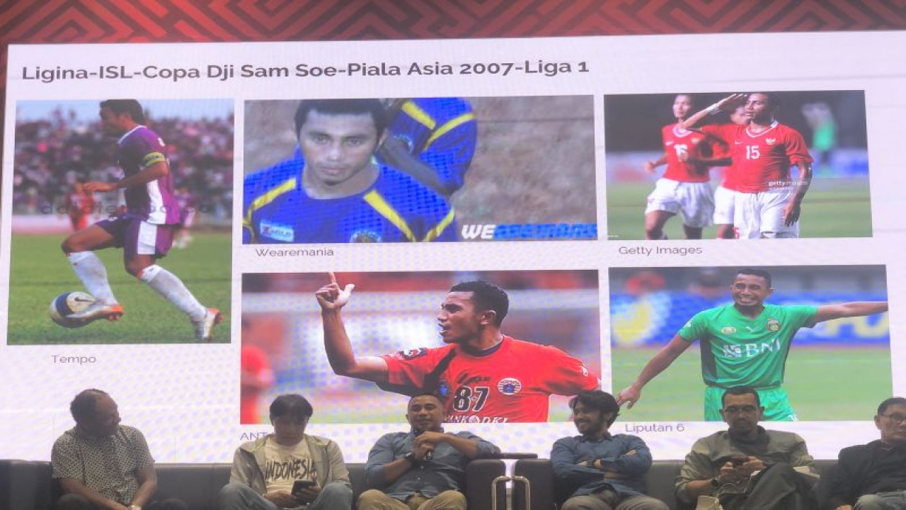 Firman Utina (tiga dari kiri) saat menghadiri acara diskusi “Refleksi 93 Tahun PSSI” di GBK Arena pada Senin (17/4) sore. (ANTARA/Zaro Ezza Syachniar)