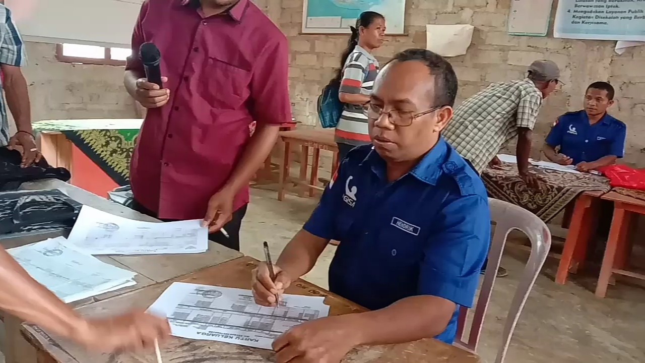 Petugas pendataan dari Disdukcapil Manggarai Timur sedang melayani warga yang hendak mengurus dokumen kependudukan. Foto (Gabrin Anggur/Nusantara TV)