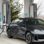 Grup Hyundai kembangkan robot pengisi daya mobil listrik-1680425771