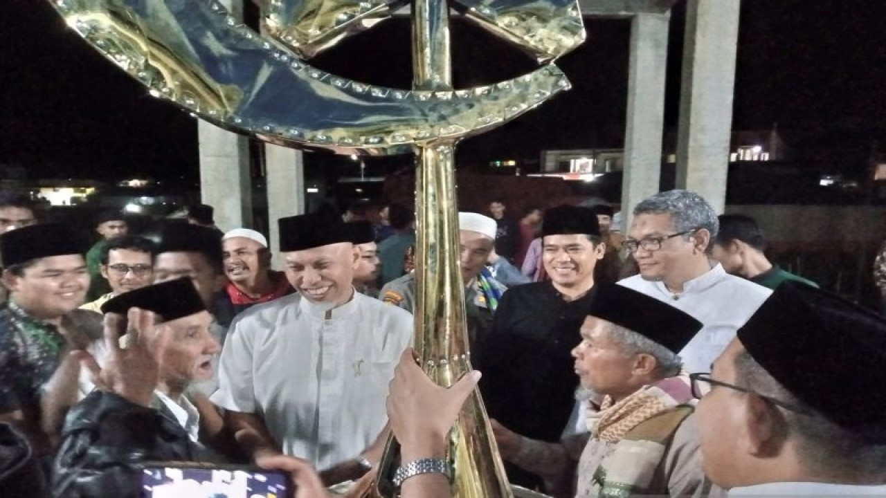 Gubernur Sumbar Mahyeldi menyaksikan saat penaikan kubah masjid Nurul Iman di Batu Bagiriak, Nagari Alahan Panjang, Kecamatan Lembah Gumanti, Kabupaten Solok, Sumbar (ANTARA/Laila Syafarud)